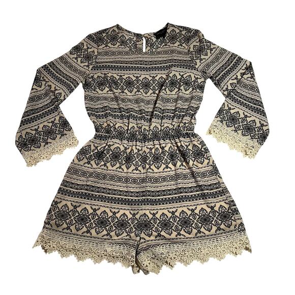 Romeo & Juliet Couture Crewneck Boho Print Lace Trim Playsuit Romper Size Small - Picture 1 of 14